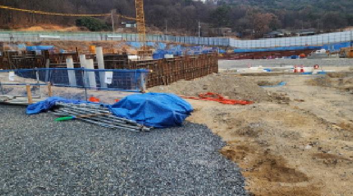 사업부지 내 공사 중 중단된 현장.