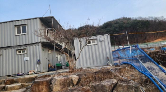 부동산의 표시 20, 23. 지상에 소재하는 제시외 컨테이너박스 사무실 수동(시공
