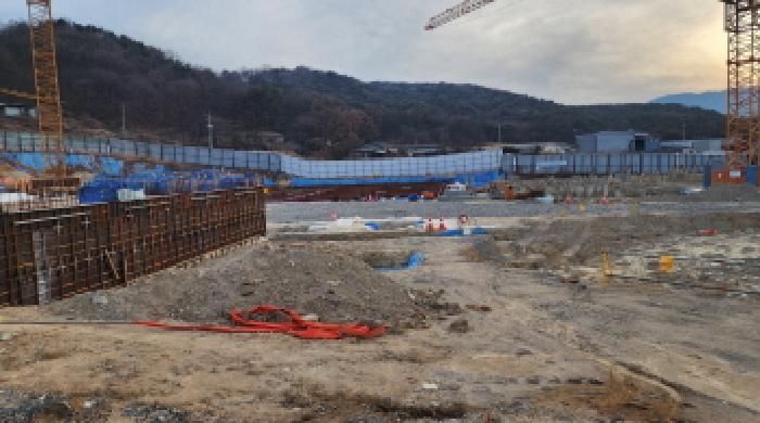 사업부지 내 공사 중 중단된 현장.