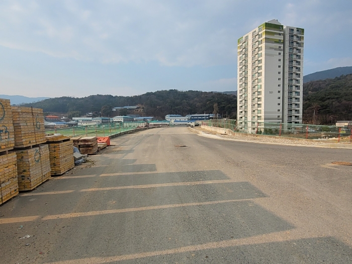 북서측 진입도로(평가제외)(남동측에서 촬영)