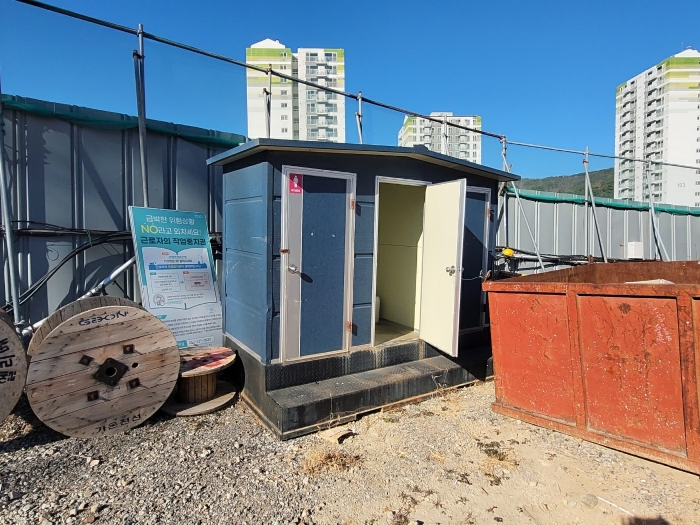 기타(이동 용이 간이화장실)(남동측에서 촬영)