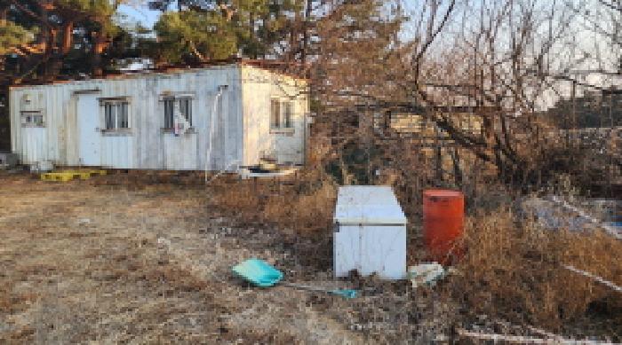 부동산의 표시 6. 지상에 소재하는 제시외 컨테이너박스 1동과 목조스레트지붕 가축