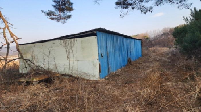부동산의 표시 6. 지상에 소재하는 강판조 강판지붕 단층 가축사육시설 1동