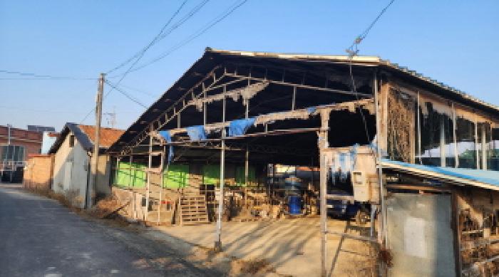 부동산의 표시 1.과 부동산의 표시 2. 지상에 소재하는 제시외 블록조 강판지붕