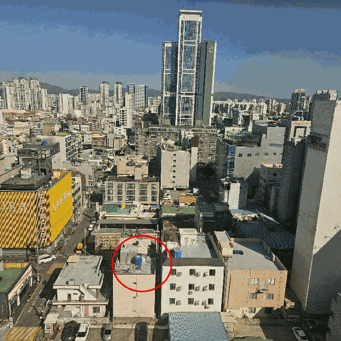 건물 옥상 모습(서측 빌딩에서 촬영)