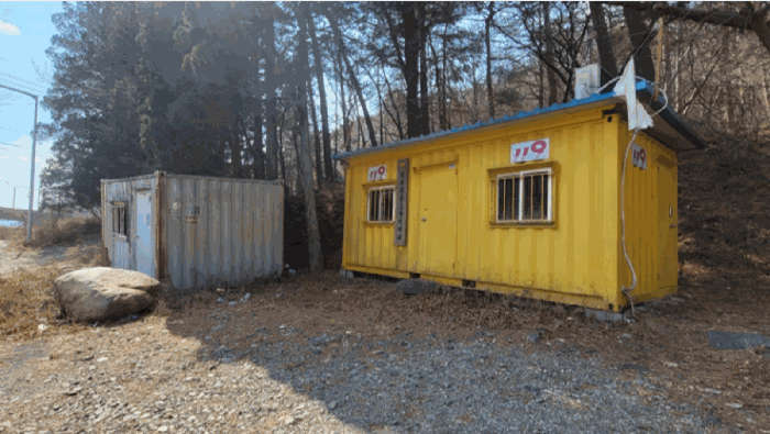 본건 10번 지상 소재 제시외 컨테이너 박스 2기
