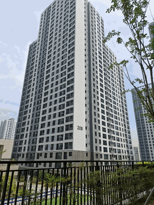 단지내 남측에서 본 208동 전경
