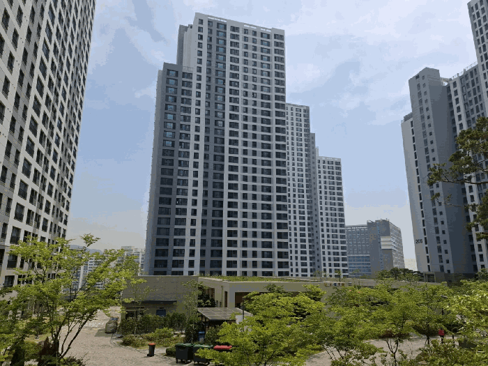단지내 남서측에서 본 208동 전경
