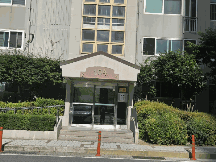 본건 공동출입문