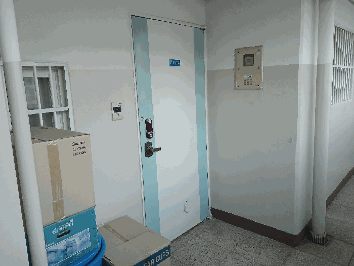 본건현관문전경
