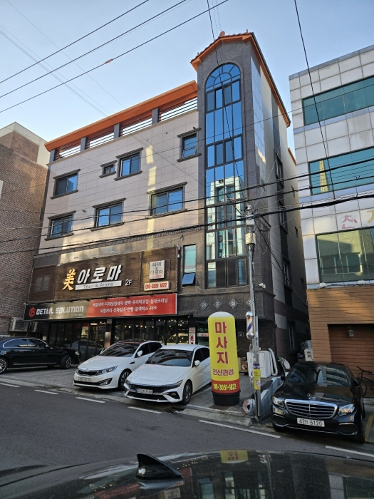 본건의 서측에서 본 전경