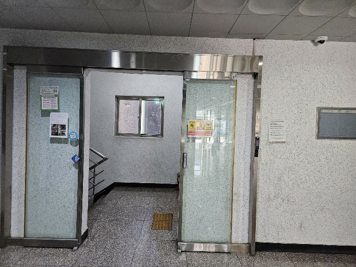 본건 출입구