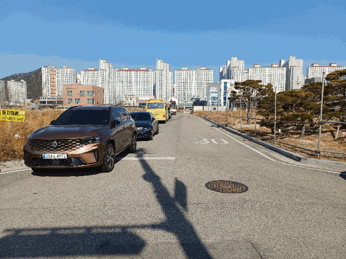 본건 2 남동측 도로 및 주변환경