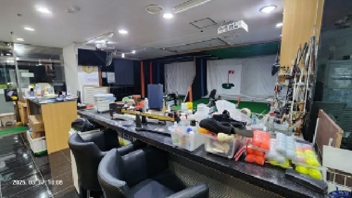 본건 건물 실내(프론트와 피팅장비, 골프 연습타석 등)