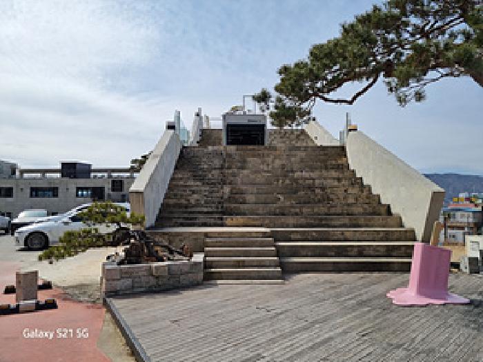 목록2. 건물 계단식 경사면(2층 카페와 옥상으로 통함)