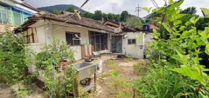본건 제시외 (ㄱ)블록조 기와지붕 및 건물부합물(다용도실)