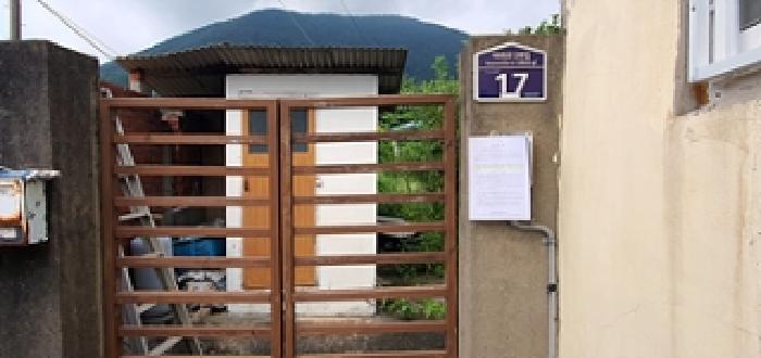 출입문에 부동산경매사건에 대한 안내문 게시