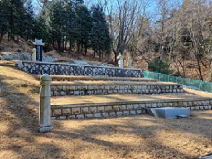 본건 부동산 가운데에 조성된 분묘들과 석축, 석물들