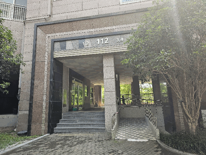 < 공동현관 1층 출입구 >