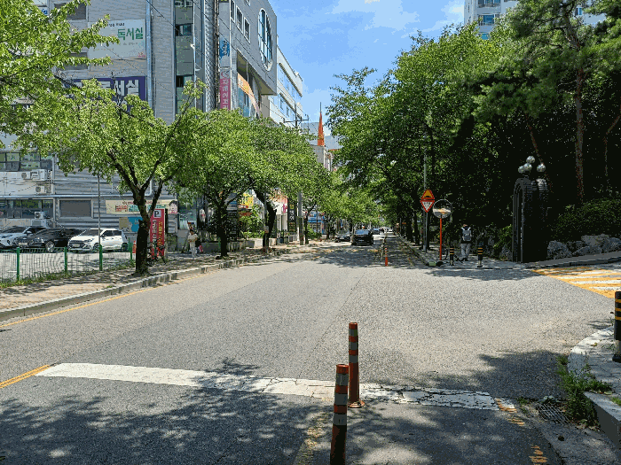 동측 도로 및 주변환경
