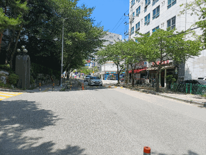 동측 도로 및 주변환경