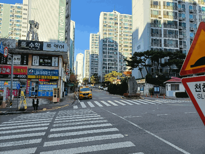 남측 출입구 및 주변환경