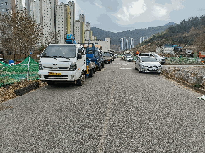 서측 도로 및 주변환경
