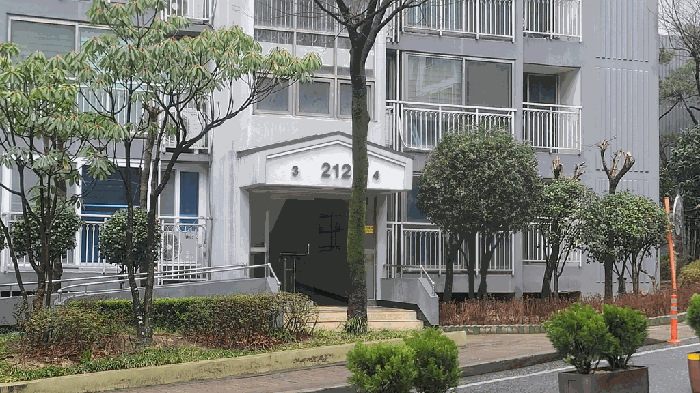 본건입구-1층현관