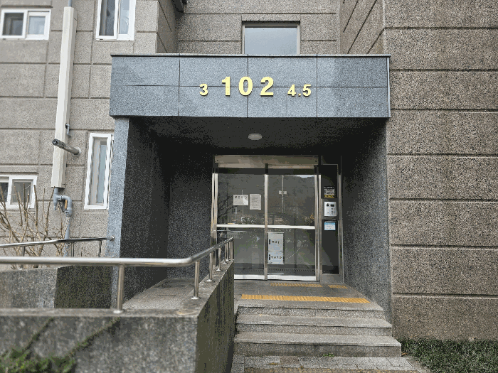 창원동전월드메르디앙아파트 102동 공동 현관 전경