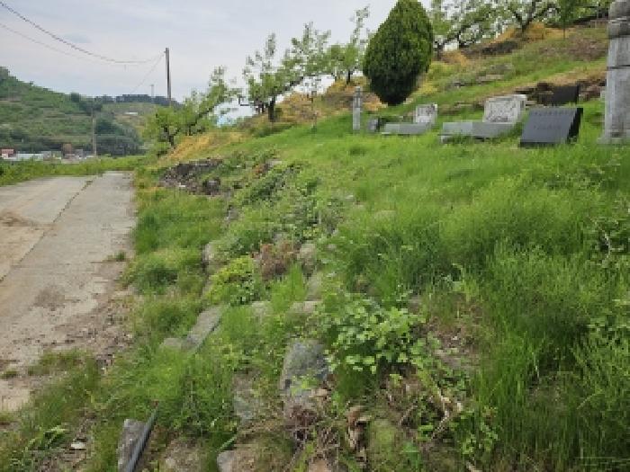 목록4호(271번지, 사진상 도로일부와 묘지석축)입구3