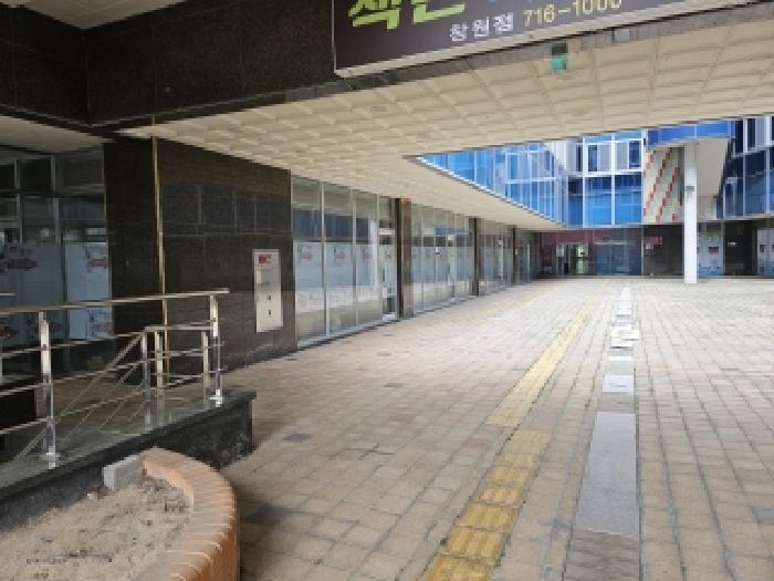 목록부동산 출입구(목록1호는 사진 좌측 첫번째점포, 목록2호는 사진 좌측 세번째
