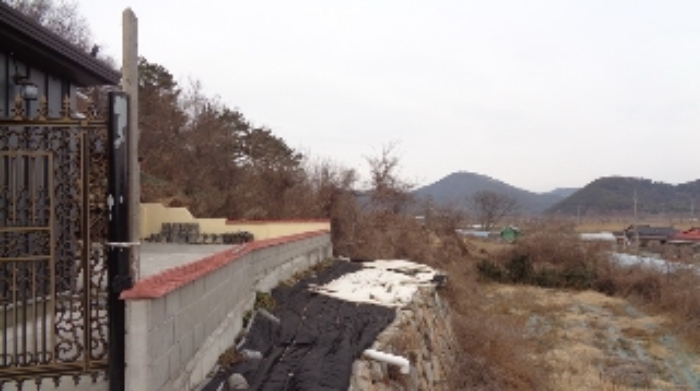 본건2 인접지(920번지)의 마당 및 축대 부분