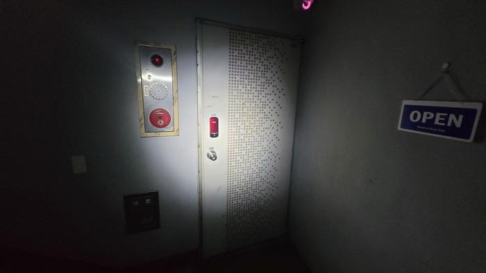 본건3의 지하 층 출입문