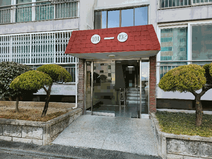 본건 공동출입구 전경