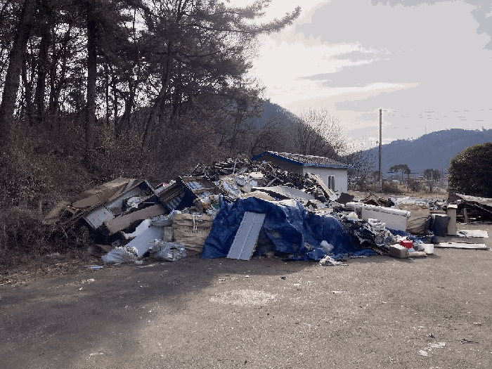 본건 기호(1),(2)토지 지상 위 폐자재 및 생활쓰레기 등