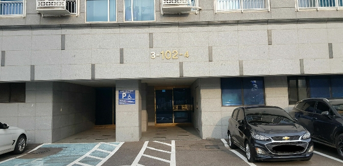 기호(1,3) 구분건물 1층 출입구 전경