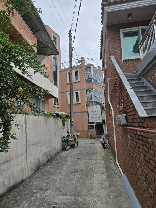 본건 입구의 전경