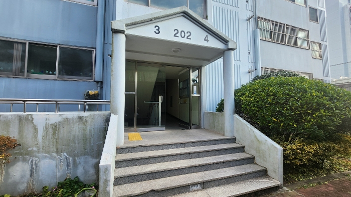본건 공동현관 전경