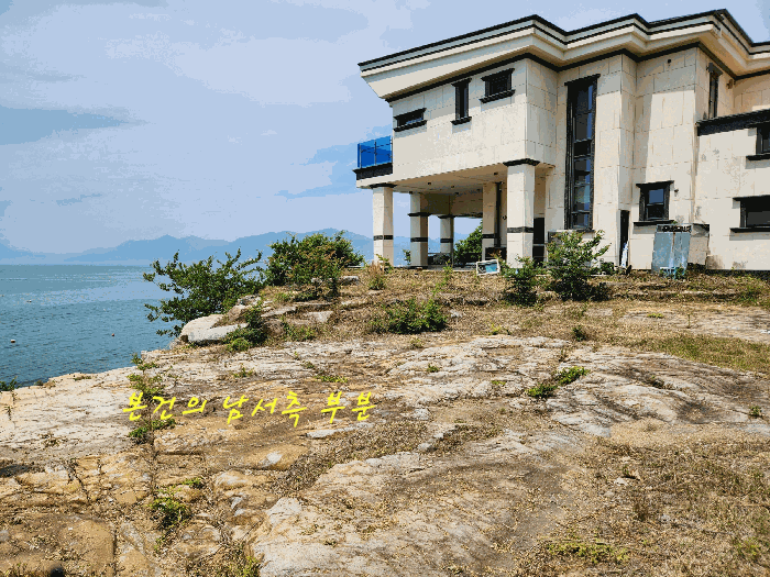 본건의 남서측 돌출된 부분과
남서측 부근의 상황 등
동측에서 서측을 향하여