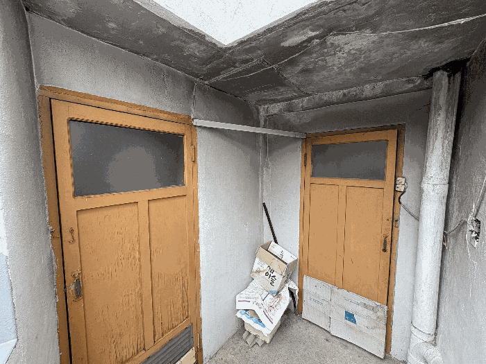 본건 기호2) 변소 및 창고 전경