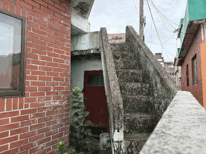 본건 기호4) 변소 전경