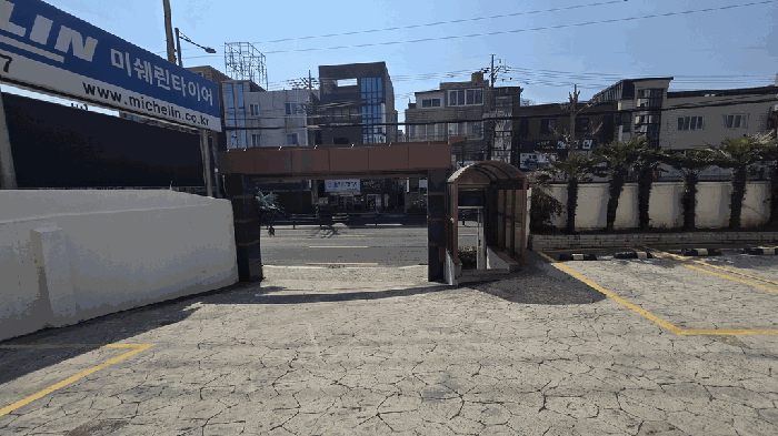 출입문, 담장, 화단 등 전경