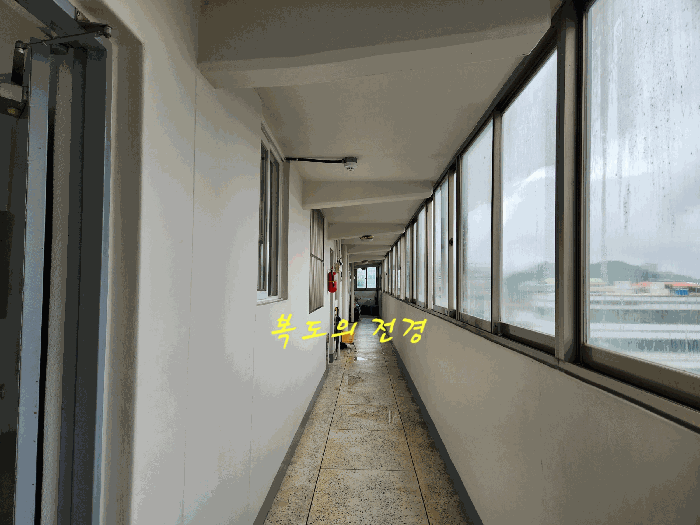 출입 복도의 전경