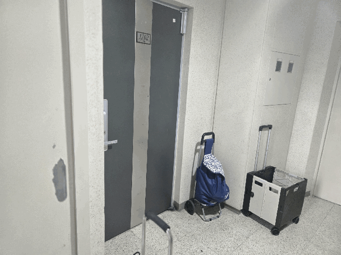 본건 출입구