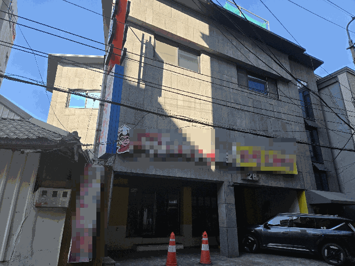 본건, 남측 인근에서 촬영