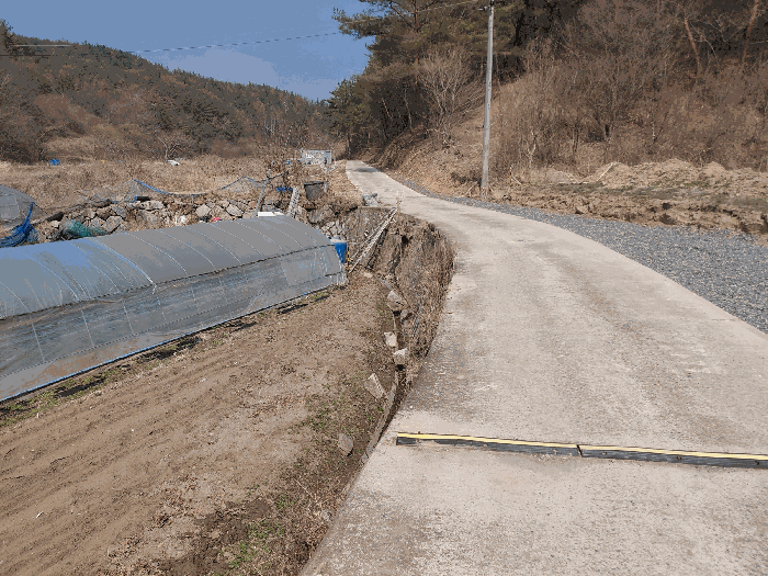 대상토지 일부 도로 및 옹벽 전경