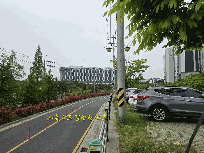 서측으로 접면한 도로 및 부근의 상황 등
남측에서 북측을 향하여 촬영