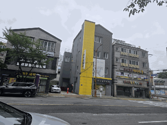 본건 전경, 남서측 인근에서 촬영