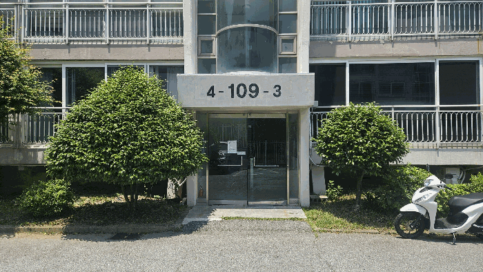 3.본건입구(지층현관)