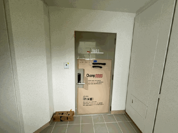 4. 본건 기호(2) 현관문 전경